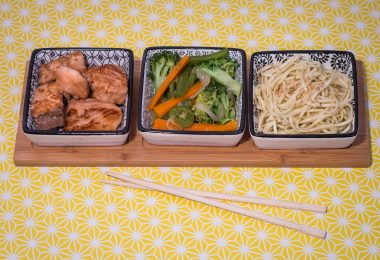 Saumon, petits légumes et nouilles chinoises